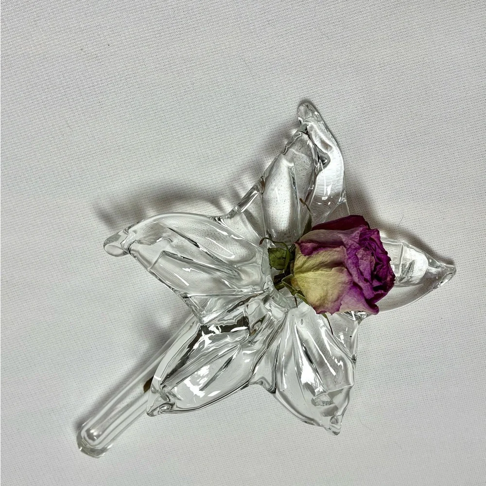 Lily Single Flower Bud Vase Blown Glass 7 inches This is a real Vintage Charmer